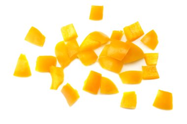 Beyaz arkaplan görünümünde izole edilmiş sarı tatlı dolma biber dilimleri