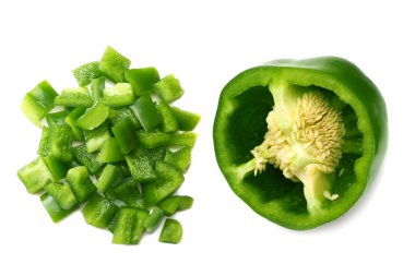 Beyaz arka plan görünümünde dilimlenmiş yeşil tatlı dolma biber.