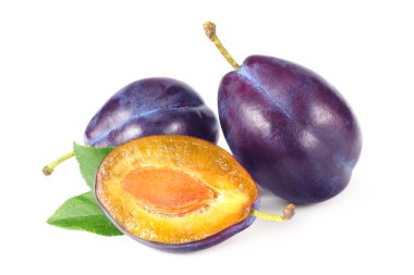 taze erik meyve yaprak yeşil ve beyaz arka plan üzerinde izole kesme Erik dilimleri ile