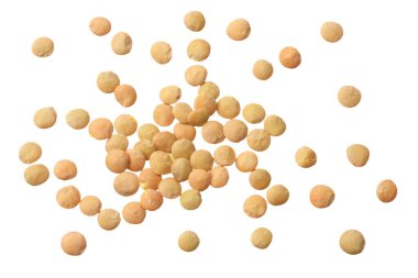 Beyaz arka planda izole edilmiş mercimek. en üstteki görünüm