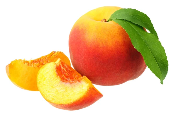 Pfirsichfrüchte Mit Grünen Blättern Und Scheiben Isoliert Auf Weißem Hintergrund — Stockfoto