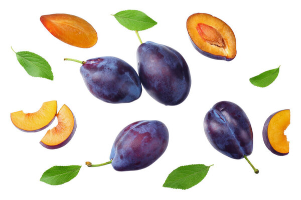 Свежие сливовые фрукты с зеленым листом и срезанные сливовые ломтики изолированы на белом фоне. вид сверху
