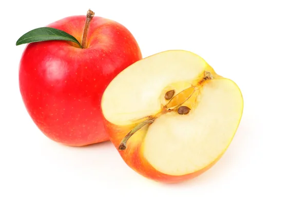 Rote Äpfel Mit Scheiben Und Grünen Blättern Isoliert Auf Weißem — Stockfoto