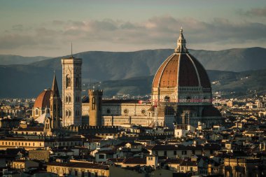 Gün batımında Piazzale de Michelangelo 'dan Floransa manzarası