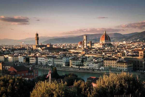Вид на Флоренцию с площади Михеланджело во время заката — стоковое фото