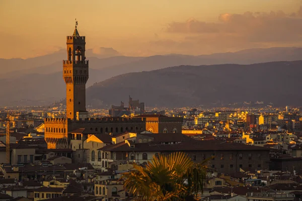 Вид на Флоренцию с площади Михеланджело во время заката — стоковое фото