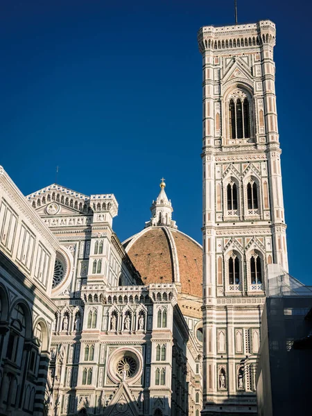 Szczegóły katedry we Florencji z niebieskim niebem — Zdjęcie stockowe