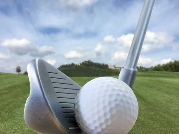Demir, güzel bir golf sahası içinde bir golf topu — Stok fotoğraf