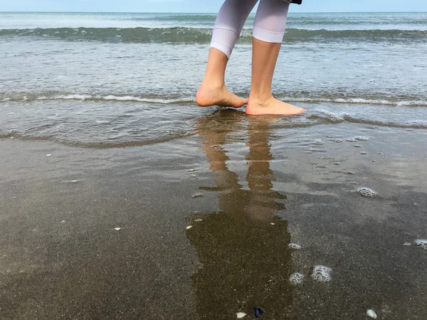 Частичный вид ног детей на пляже — стоковое фото