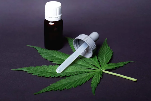 Aceite medicinal de cannabis que contiene THC y CBD para el tratamiento de la epilepsia y el tratamiento de pacientes con cáncer — Foto de Stock