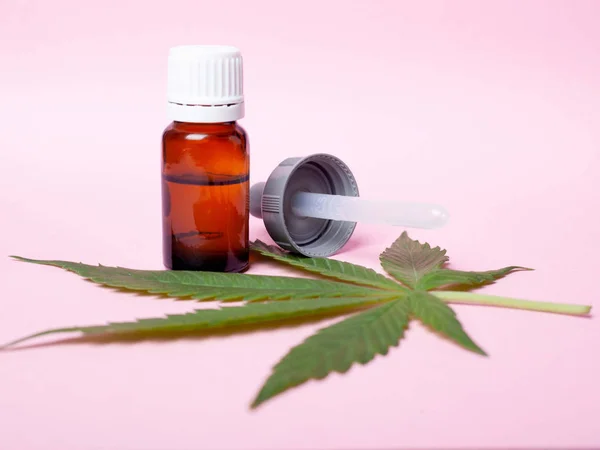 Producto medicinal de cannabis Concepto: extracto natural de cáñamo — Foto de Stock