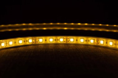 Parlak diyot şeritleri. Ev ve ofisler için dekoratif ışıklandırma.