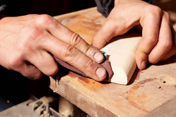 Sanding a wooden workpiece with sandpaper,woodworker polishes a wooden detail — Stock Photo, Image