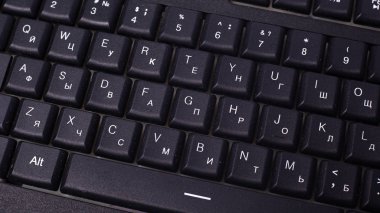 siyah bilgisayar klavyesi. bir bilgisayarda mesajlaşma aygıtı..