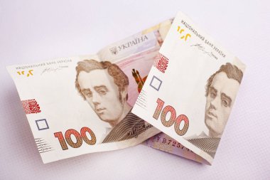Beyaz arka planda Ukrayna kağıt parası.