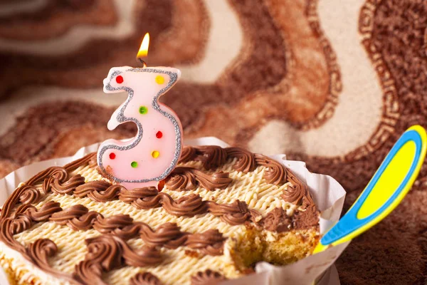 Tort urodzinowy słodycze ze świecą na 3 lata urodzenia — Zdjęcie stockowe