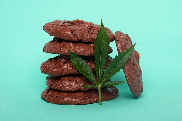 Fıstıklı ve kenevirli jöleli kurabiyeler, kırmızı arka planda eğlence amaçlı uyuşturucu marihuana kurabiyeleri.