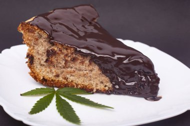 Thc 'li sıcak çikolatalı kek, tabakta marihuana ve yeşil yapraklı kek.