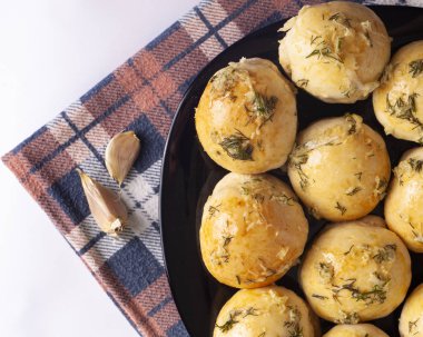 Havlunun üstünde sarımsaklı çörekler.