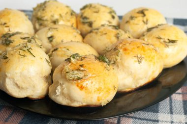 Dereotu ve sarımsaklı çörekler. Sıcak çörek. 