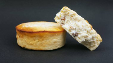 Koyu arkaplanda kuru üzümlü süzme peynir güveci. Lezzetli cheesecake tatlı pastası. Kapatın.