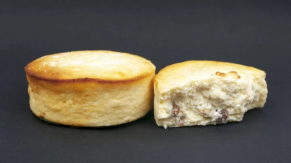 Ragoût de fromage cottage avec raisins secs sur un fond sombre. délicieux gâteau au fromage gâteau dessert gros plan — Photo