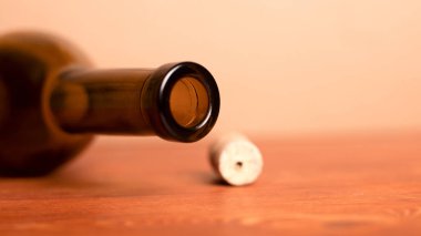 Şarap mantarı ve masada yatan boş şişe. 