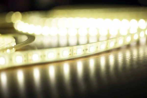 Brillante luz decorativa de fondo de la tira de diodo Led fuera de foco. —  Fotos de Stock