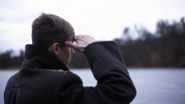 Kara pelerinli asteğmen bir gemiyle karşılaşır.