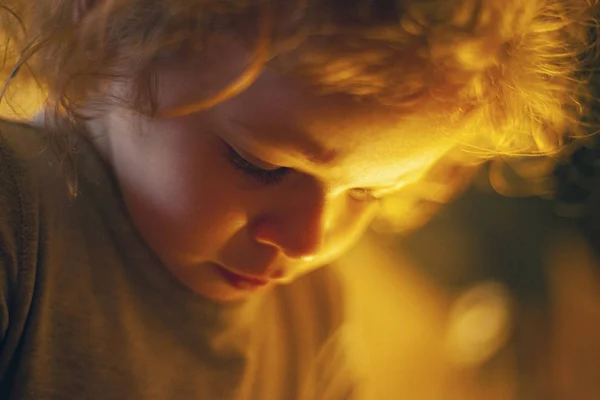 Портрет маленькой рыжеволосой девочки крупным планом со светом от лампы. — стоковое фото
