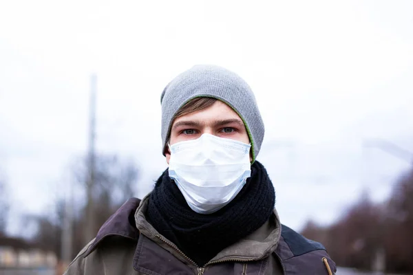 Ein junger Mann in Schutzmaske schützt sich vor dem Coronavirus, einer Pandemie des chinesischen Virus. ncov-2019 — Stockfoto