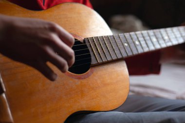 Gitar telleri. bir enstrüman çalıyor. gitarist  