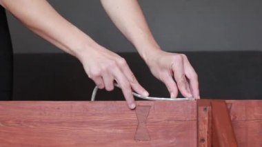 Ahşap masaya dekoratif ışık kurulumu