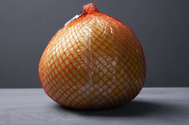 Gri arka planda egzotik meyve püresi. soluk yeşil narenciye