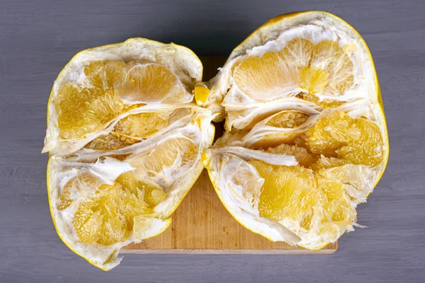 Pomelo Frucht Draufsicht, Hälften exotischer Früchte auf grauem Hintergrund. Grapefruit-Hybrid — Stockfoto