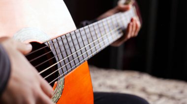 Akustik gitar çalmak, canlı müzik ve yaratıcılık. müzik aleti