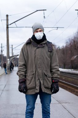 Koruyucu maskeli adam solunum cihazı. Viral Coronavirus covid-2019 salgını