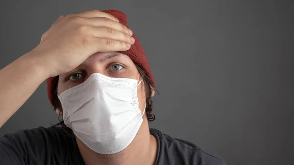 Mann berührt Stirn bei Temperaturkontrolle, Verdacht auf Coronavirus — Stockfoto