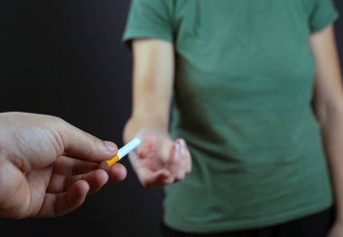 Sigarayla ikram et. Paylaştığı adam, kızı karanlık bir geçmişe sahip yapıyor. Sigara içmekten zarar