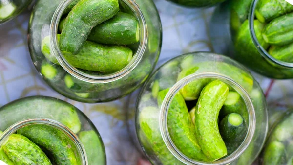 Processen för konservering inlagda gurkor för vintern, pickles gurkor i glasburkar närbild — Stockfoto