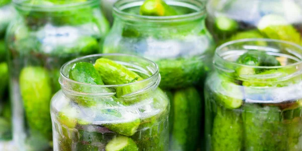 Processen för konservering inlagda gurkor för vintern, pickles gurkor i glasburkar närbild — Stockfoto