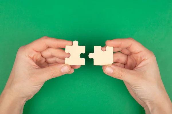 Problema risolto, puzzle da puzzle in mano su sfondo verde — Foto Stock