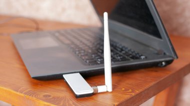 Sinyal güçlendirici kablosuz yönlendirici, yüksek hızlı internet için antenli laptop