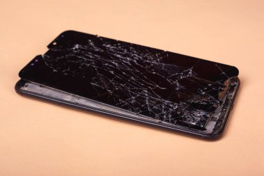 Bozuk telefon dokunmatik ekranı, bej arka planda akıllı telefon.