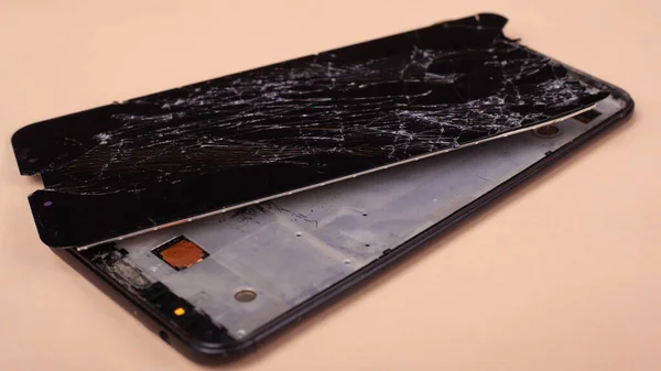 Сломанный сенсорный экран телефона, смартфон на бежевом фоне — стоковое фото