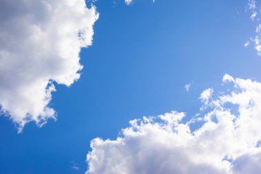 Beyaz bulutlu mavi güneşli gökyüzü