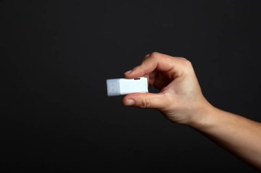 Flaş bellek koyu siyah bir arkaplanda. gizli dijital bilgi