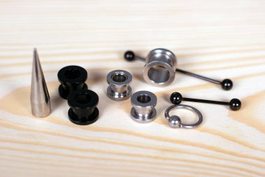 Tahtaya piercing takmak için birkaç aksesuar.