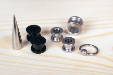 Tüneller deliniyor ve kulağınız ahşap arka planda sıkışıyor.