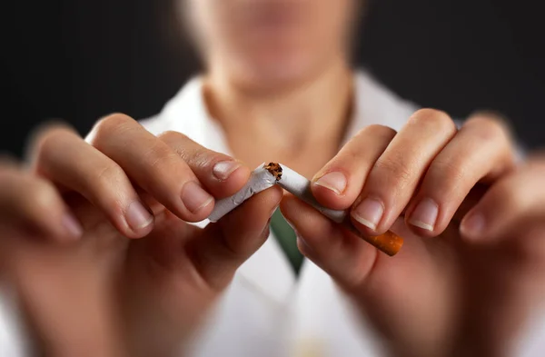 As mãos doutor quebram um cigarro close-up. conceito de dano ao tabagismo — Fotografia de Stock